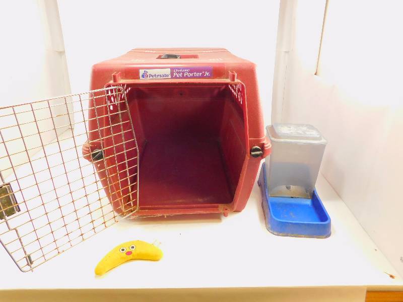 lot 27 image: Petmate Deluxe Pet Porter Jr. w food or water dish