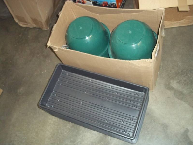 lot 27 image: Box of Planter Baskets with Trays 1 Lot