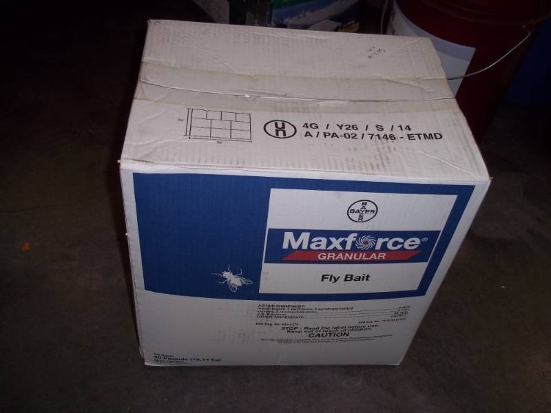 lot 28 image: 40lb Box of Fly Bait