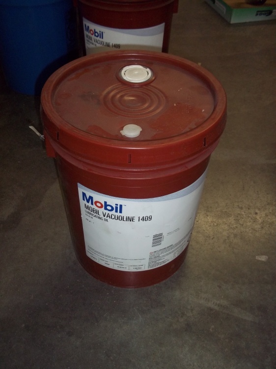 lot 29 image: 5 Gallons Mobil Vacuoline 1409 Lubricating Oil