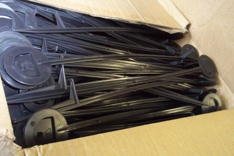 lot 38 image: Case of 500 Step Stakes