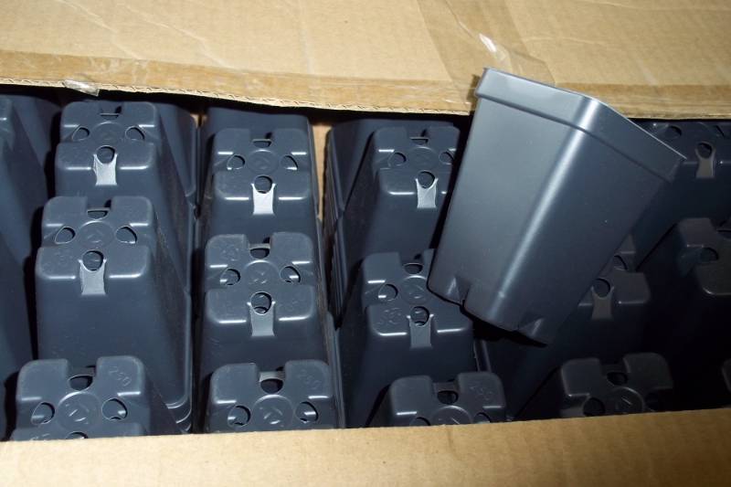 lot 45 image: Case of 800 2 12 Plastic Planters