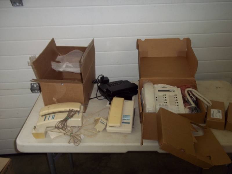 lot 70 image: Vintage Cordless AT&T Phones, Siemen Phone