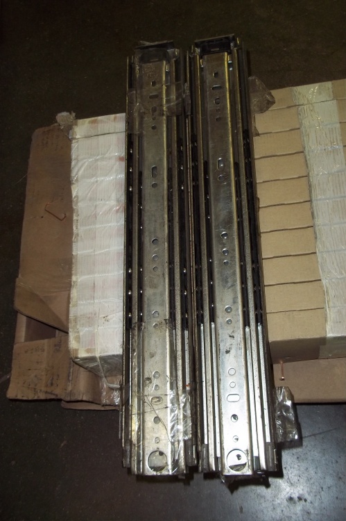 lot 122 image: Heavy Duty Drawer Slide 28 Long