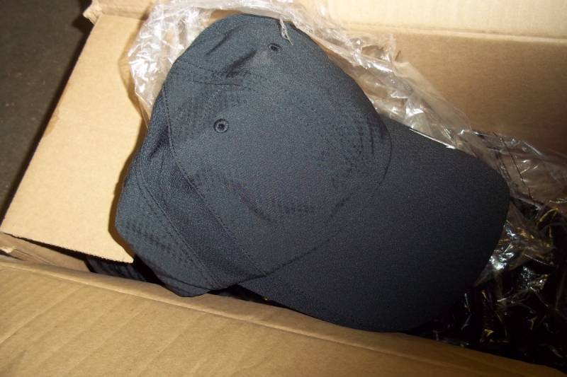 lot 147 image: 7 Black Nike Golf Caps