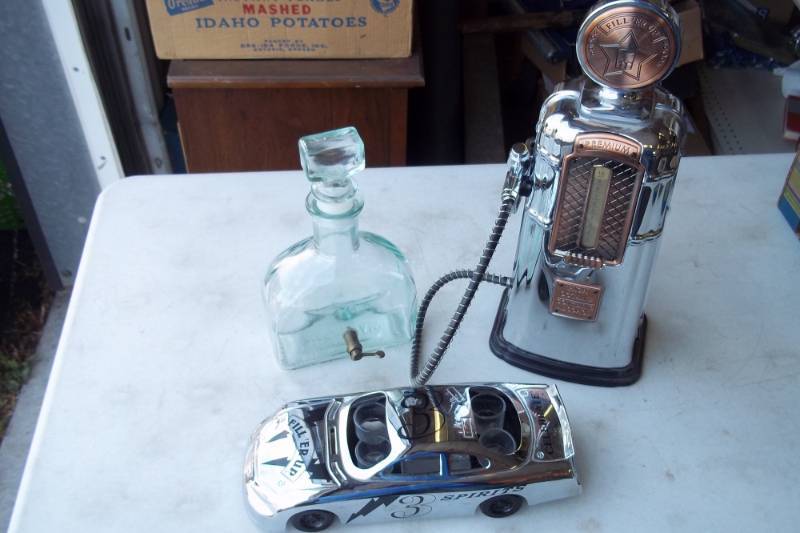 lot 200 image: Liquor Dispenser, Shot Glass Holder