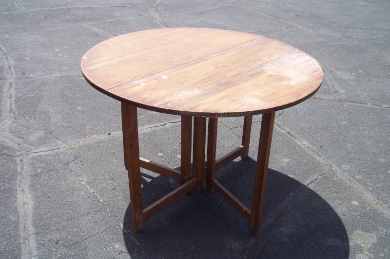 lot 208 image: Round Table