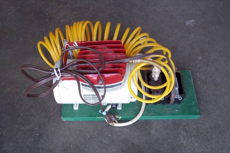 lot 219 image: Mini Air Compressor