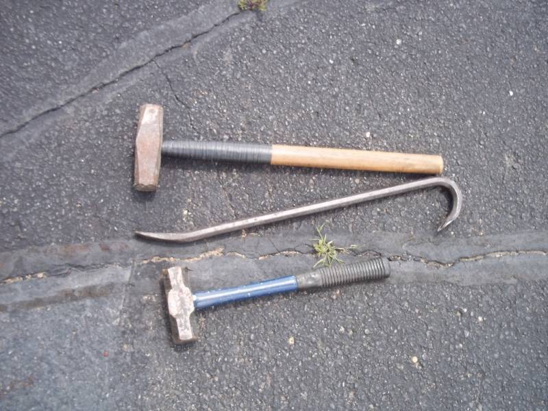 lot 224 image: 2 Small Sledge Hammers and Crowbar