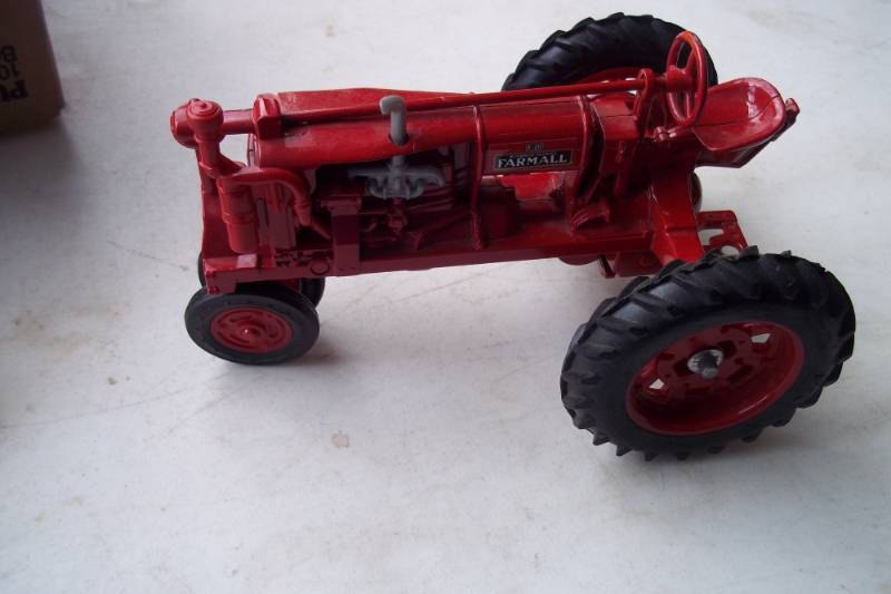 lot 226 image: Farmall F20 Earl Tractor Replica