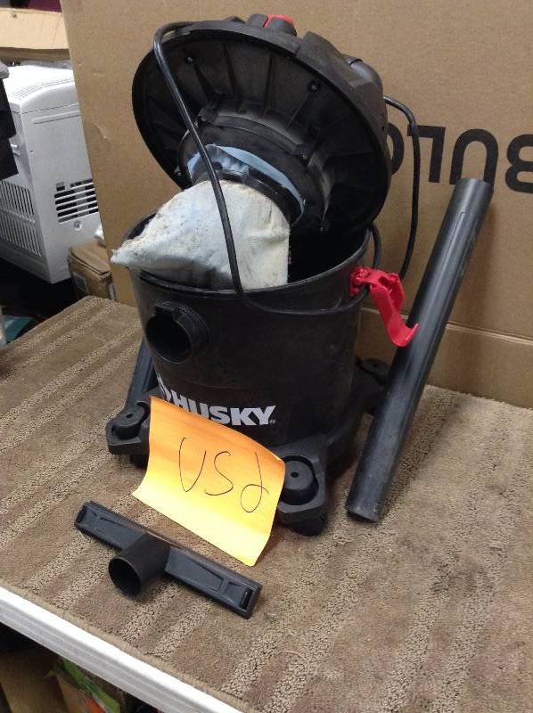 lot 82 image: Husky 4 Gal. Portable Poly WetDry Vacuum in working conditions