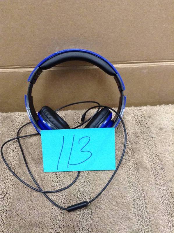 lot 113 image: Vivitar headphones