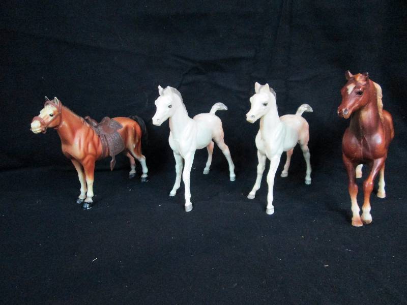lot 29 image: Medium Breyer Horses