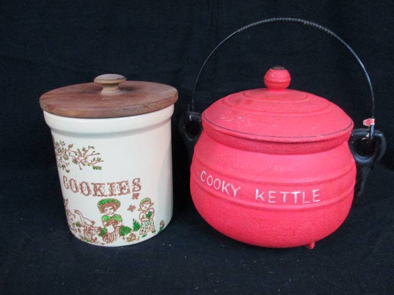 lot 39 image: Cookie Jars