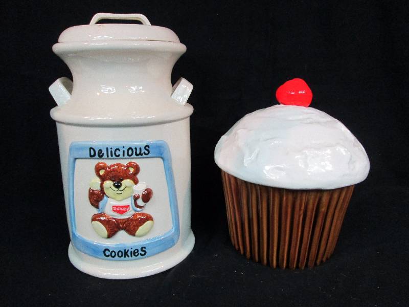 lot 40 image: Cookie Jars
