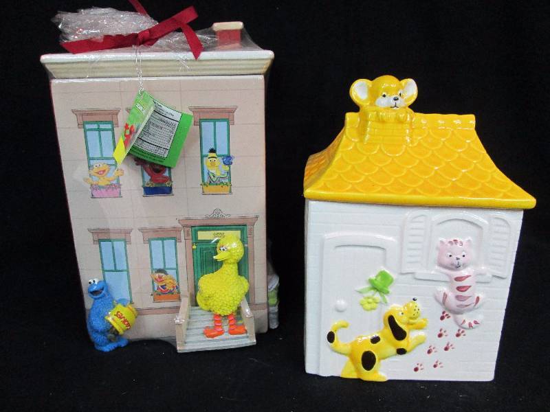 lot 43 image: Sesame Street Cookie Jar