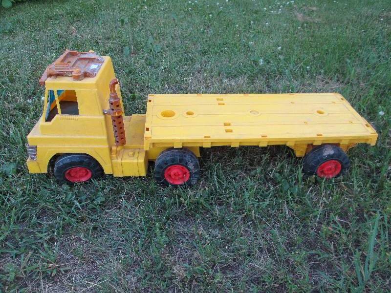 lot 83 image: Remco Tractor Trailer