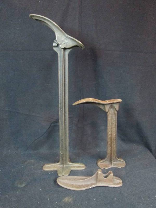 lot 129 image: Cobblers Shoe Stand
