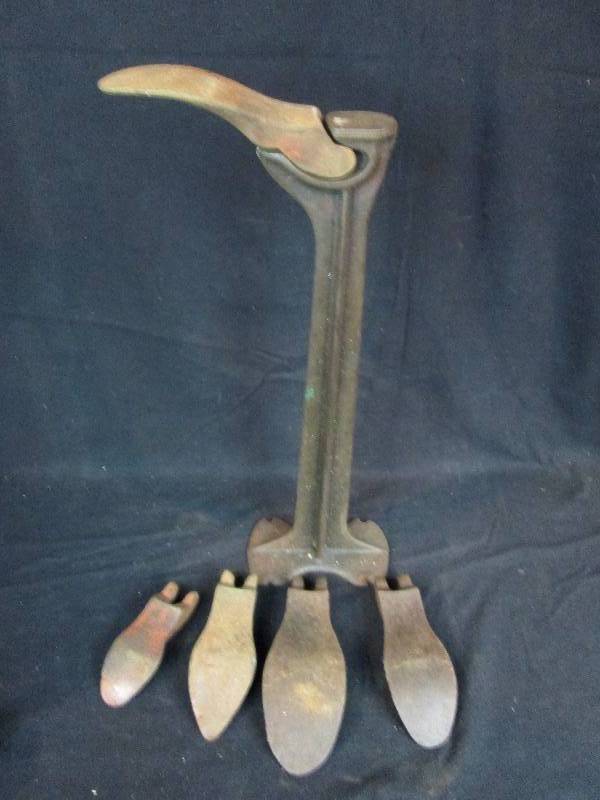lot 130 image: Cobblers Shoe Stand