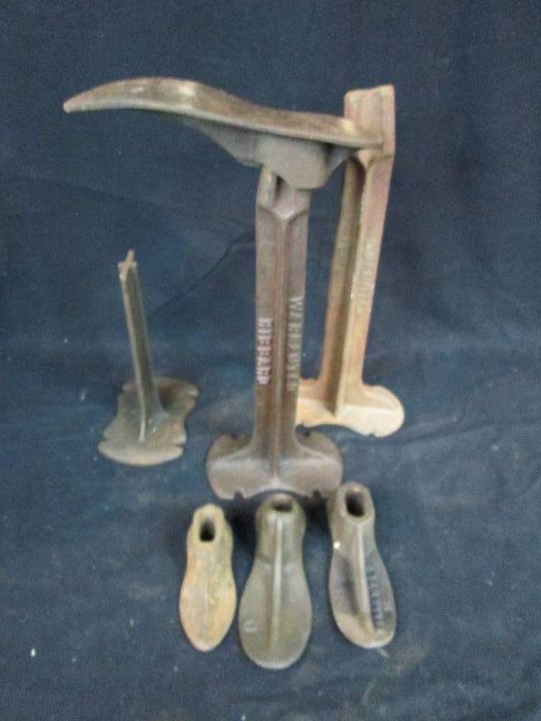 lot 132 image: Cobblers Shoe Stand