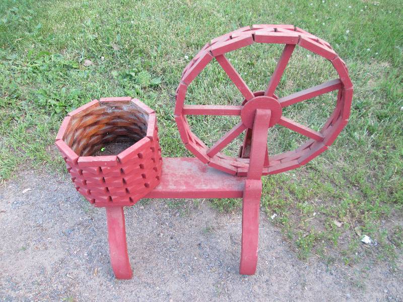 lot 173 image: Spinning Wheel Planter