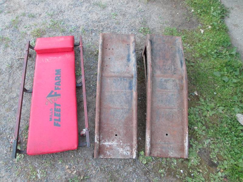 lot 179 image: Car Ramps & Creeper