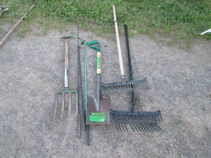 lot 184 image: Pitch Fork Shovel