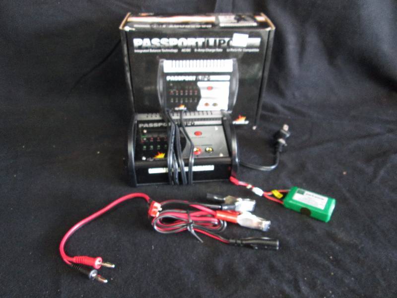 lot 214 image: Passport Lipo Batterie Charger