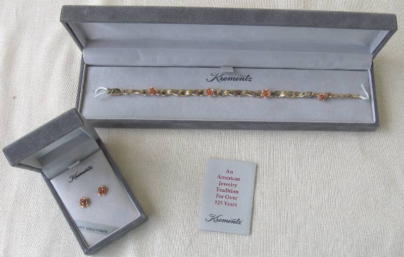 lot 15 image: Vintage Jewelry Lot