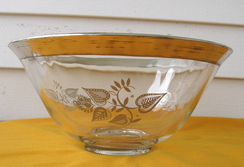 lot 18 image: Vintage Glass Bowls & Cristal DArque Eagle Figurine