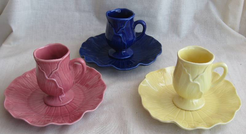 lot 58 image: Vintage Metlox Cups & Dessert Plates & Fancy Glass Serving Pieces