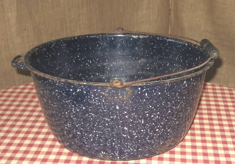 lot 41 image: Vintage Blue & White Spackleware, Enamelware