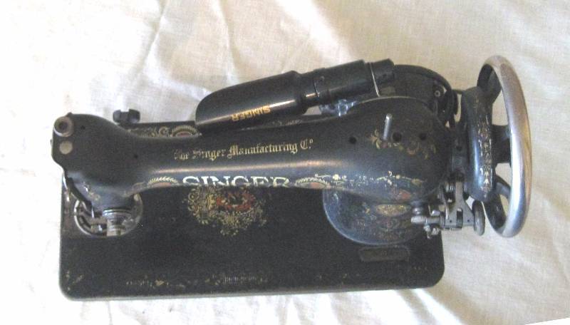 lot 45 image: Old SINGER Sewing Machine - Great Color & Patina