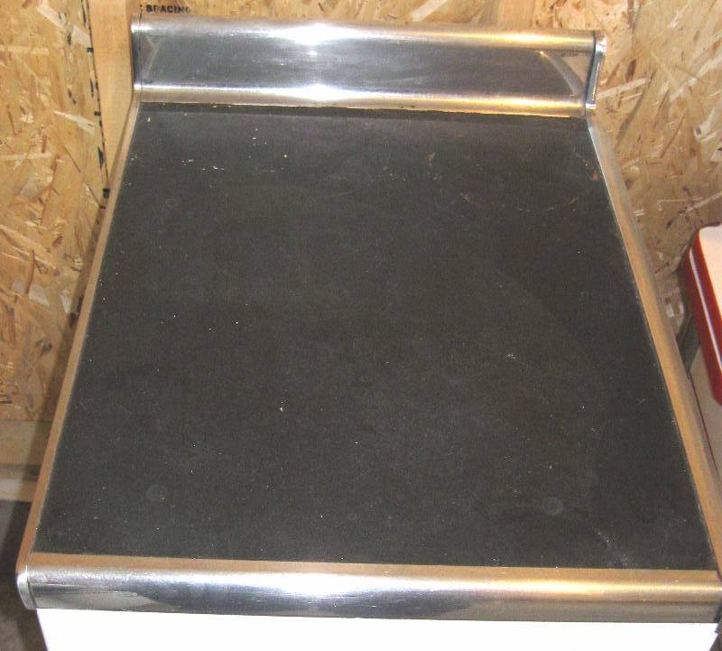 lot 42 image: Youngstown Kitchen Metal Cabinet