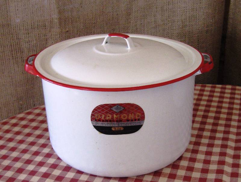 lot 40 image: Large Lot of Vintage Red & White Enamelware