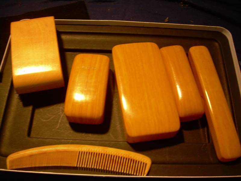 VINTAGE TOILETRY SET