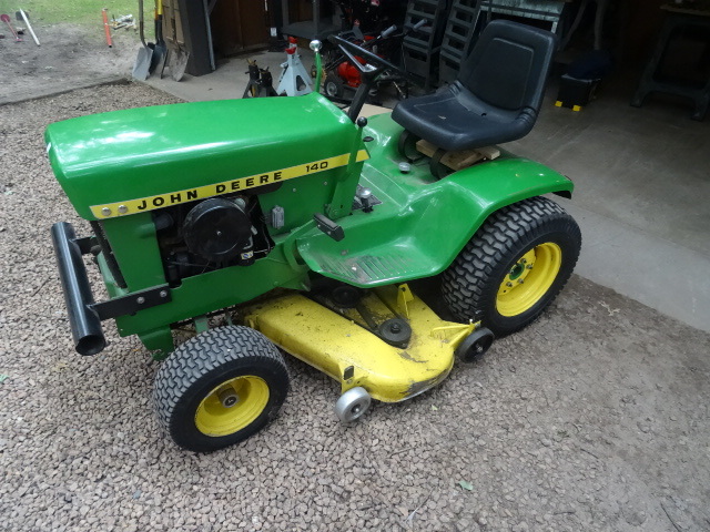 lot 1 image: John Deere 140 Hydrostatic Tractor