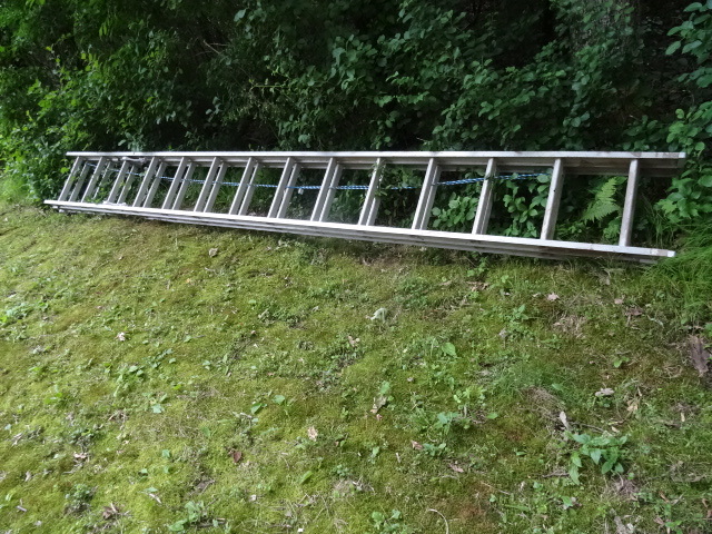 lot 4 image: Werner 28 Aluminum Extension Ladder