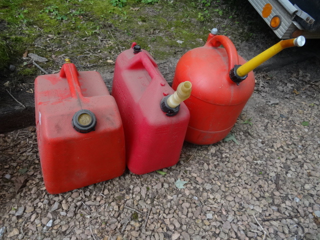 lot 6 image: 3 Plastic Gas Cans  5 Gal.