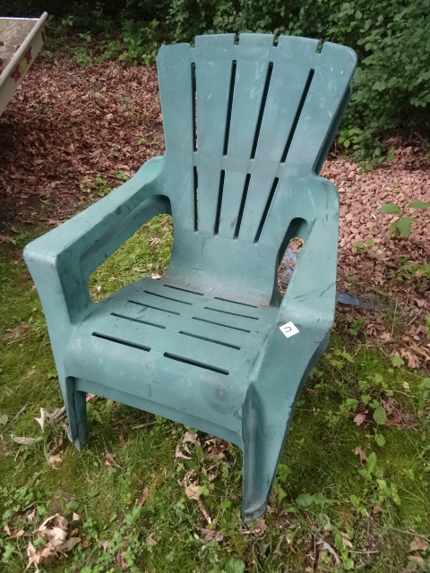 lot 17 image: 2 Outdoor Patio Chairs