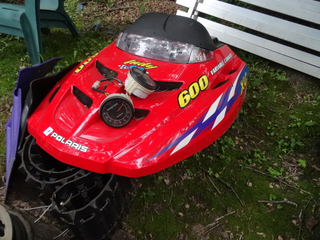 lot 18 image: Polaris Inky 600 Parts. Hood. Tach,