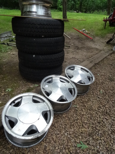 lot 24 image: 4 Aluminum Rims 16 X 7.0J  6 Hole Rim.