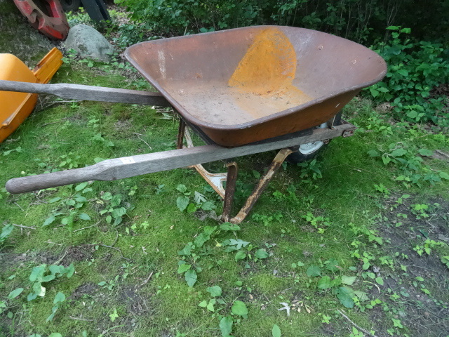 lot 27 image: Craftsman Metal Tub Wheel Barrow.