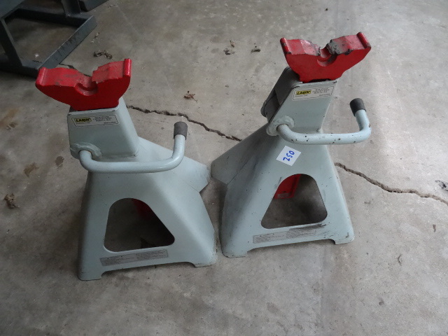 lot 250 image: 2 Larin 6 Ton Jack Stands