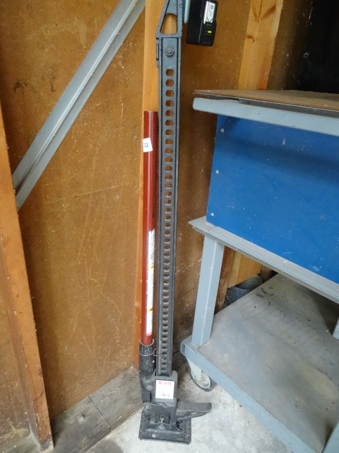 lot 252 image: High Lift Model HL-484 Jack.