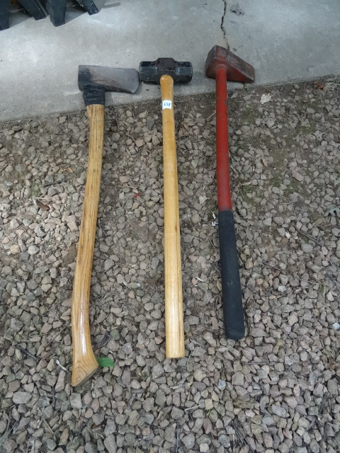 lot 253 image: Splitting Maul, Sledge Hammer, Axe