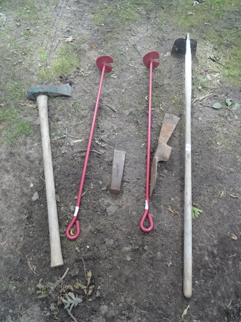 lot 255 image: Screw In Anchors, Splitting Maul, Hoe,