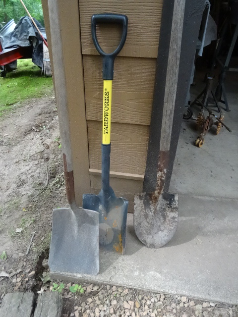 lot 261 image: 2 Square and 1 Round Shovel
