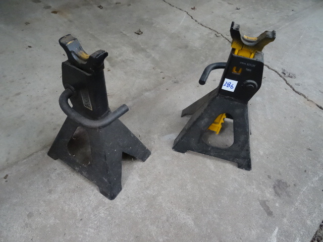 lot 286 image: Pair Of Craftsman 3 12 Ton Jack Stands