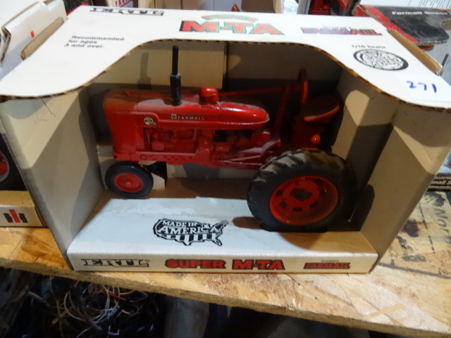 lot 271 image: Farmall Super MTA Ertl 116